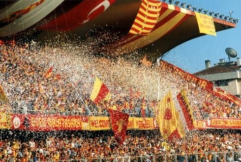 Madem retro takılıyoruz bu seneki şampiyonluğu şeritlerle, balonlarla, konfetilerle, eski usul bayraklarla salkım saçak kutlayalım. Bebeklerin avucuna minarenin ta ucuna şampiyon cimbom yazacağız...