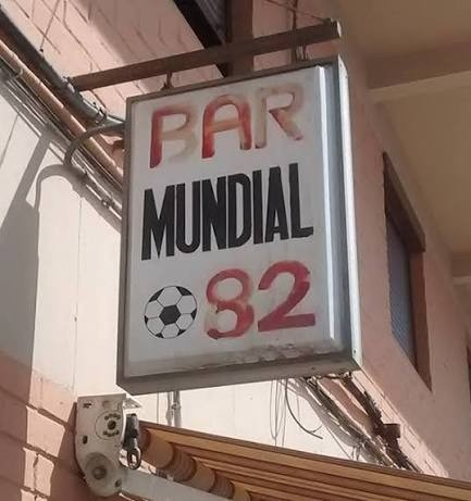 Un bar preparado para el mundial de fútbol.