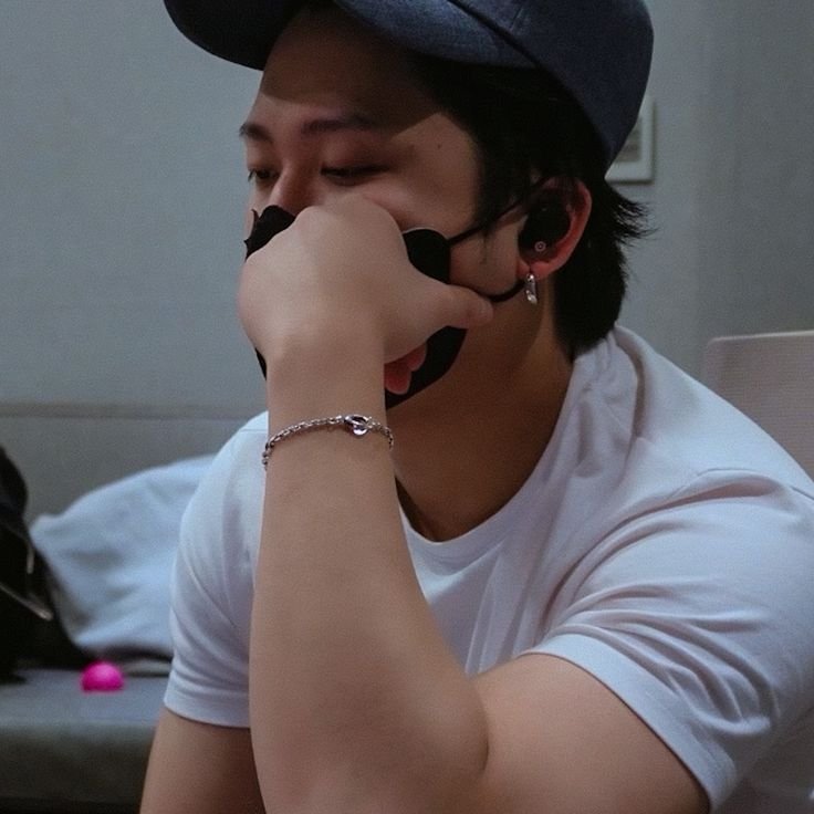 979899s's tweet photo. the genre is changbin in the studio https://t.co/uj6RGVBFiZ