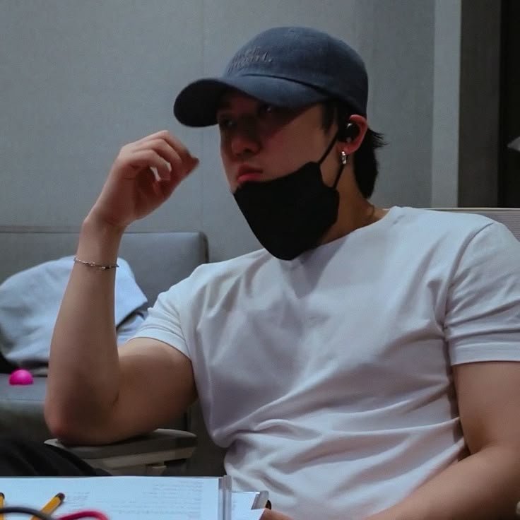 979899s's tweet photo. the genre is changbin in the studio https://t.co/uj6RGVBFiZ