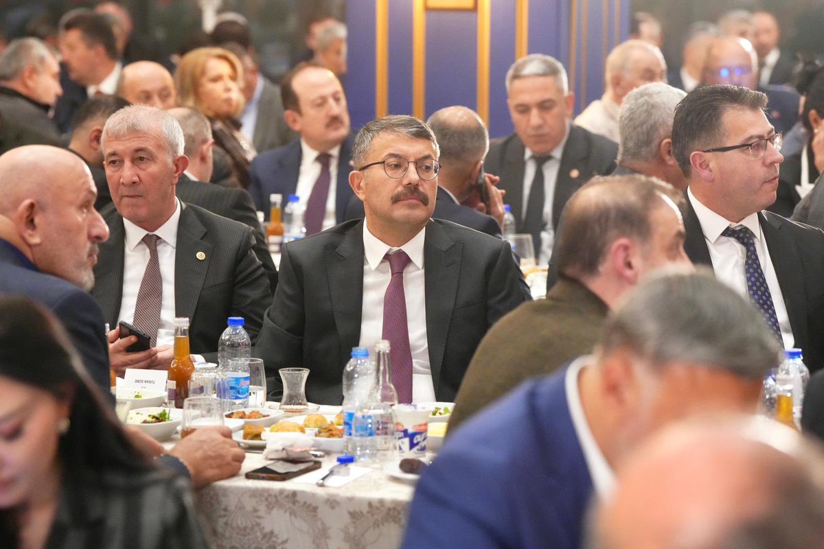 valialicelik's tweet photo. 📍Muhtarlar Buluşması

İçişleri Bakanımız Sayın @mustafaciftcitr’nin ev sahipliğinde düzenlenen “Muhtarlar Buluşması İftar Programı”nda, muhtarlarımızla bir araya geldik.

Sayın Bakanımızın ifade ettikleri gibi muhtarlarımız güçlendikçe mahallelerimiz, mahallelerimiz güçlendikçe de Türkiye’miz güçlenmeye devam edecektir.

Birlik ve beraberliğimizin daim olmasını diliyor, milletimize hizmet yolunda gayret gösteren tüm muhtarlarımıza çalışmalarında başarılar diliyorum.