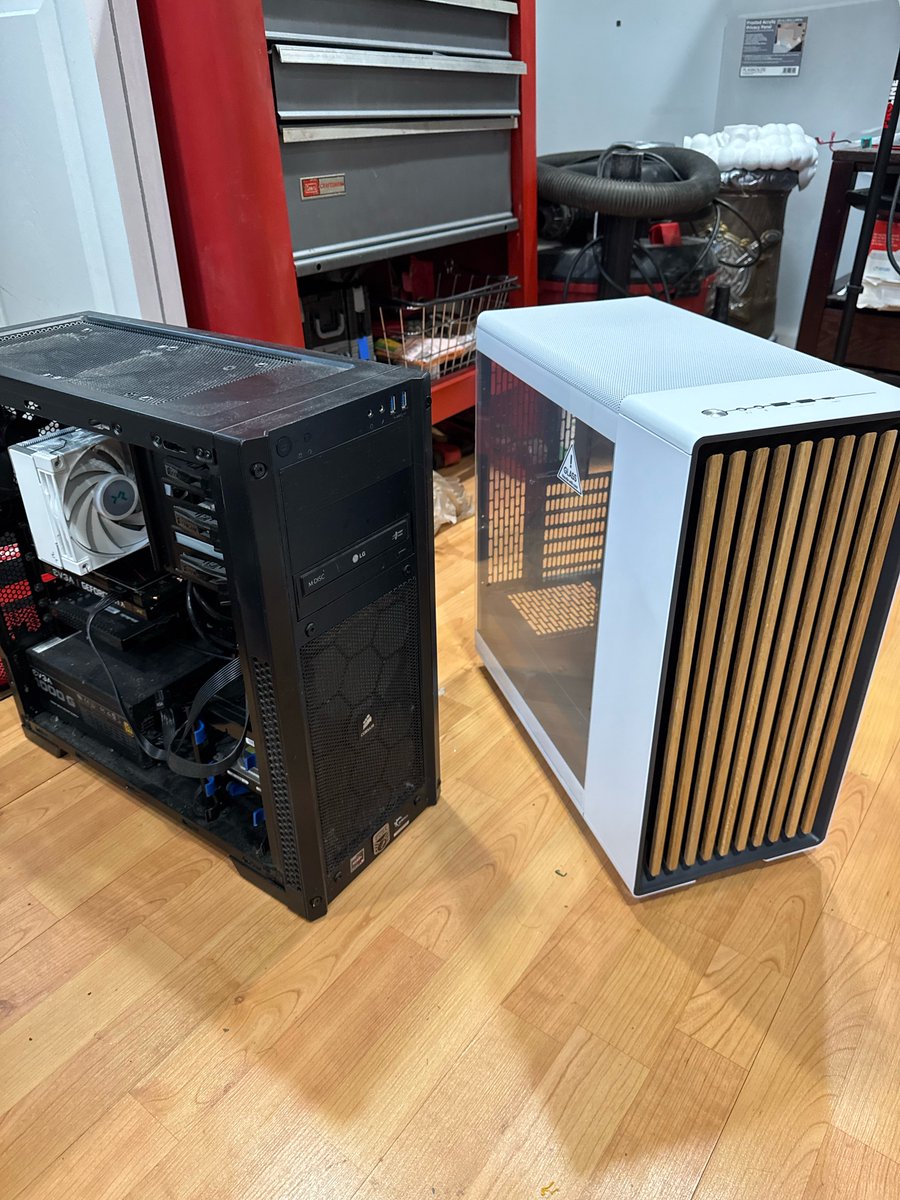 printmeister's tweet photo. Moved my computer into a shiny new case!!!! https://t.co/gezPuSxJAI