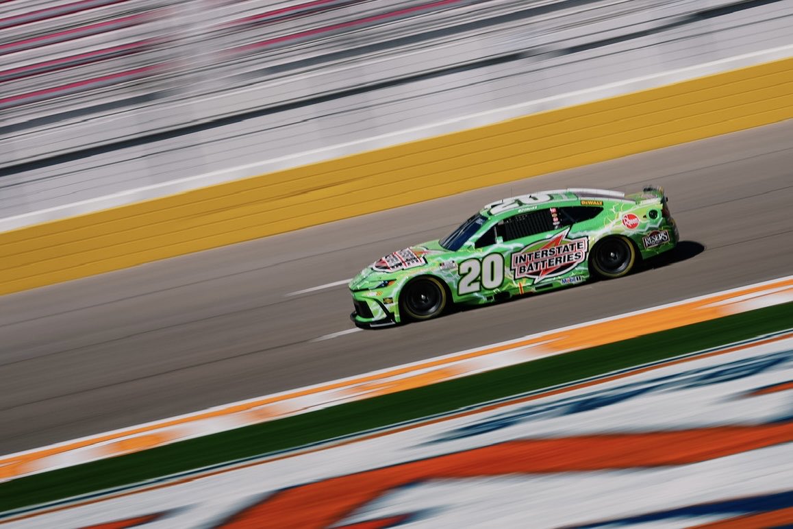 #NASCARCup // Bell el más rápido antes de clasificar

➡️ El piloto de Joe Gibbs Racing se quedó con el único entrenamiento en Las Vegas Motor Speedway tras un tiempo de 29.338 segs.

Top 5️⃣:
1. C. Bell 
2. D. Hamlin 
3. R. Stenhouse Jr 
4. B. Wallace 
5. J.H. Nemechek