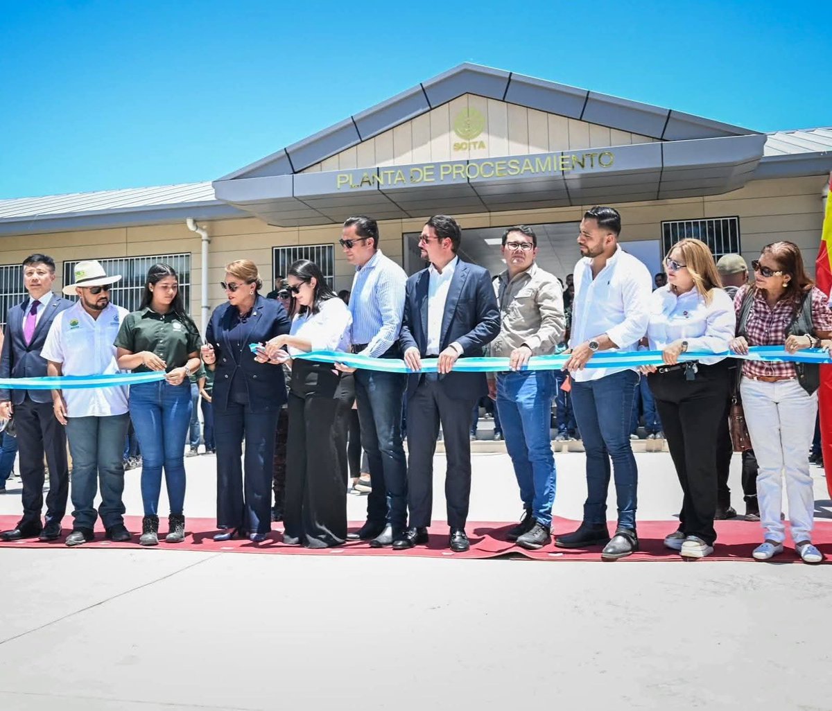 normang98p's tweet photo. En 2023 la presidenta Xiomara Castro inauguró, con ayuda del gobierno de China una planta procesadora de primer nivel que modernizar el proyecto educativo y serviria de insumo para los más de 400 estudiantes que tenia el SCITA. https://t.co/sJY1urfOQV