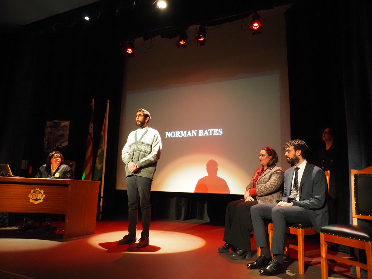 ajsapobla's tweet photo. ⚖️ El jurat de sa Pobla ha absolt Norman Bates per inimputable en el judici escenificat dins el cicle Collita Negra.

El públic, convertit en jurat popular, ha participat en aquest judici escenificat que ha combinat cinema, teatre i misteri.

#CollitaNegra #saPobla https://t.co/ya36rL666S