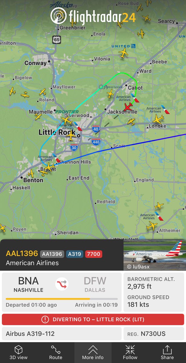 #AA1396 from Nashville to Dallas squawking 7700 and diverting to Little Rock due to a technical issue. 
fr24.com/AAL1396/3ebe54…