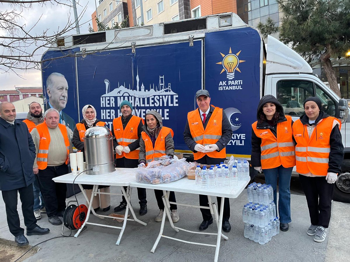 Ramazan’ın 24. gününde, paylaşmanın ve kardeşliğin güzelliğini bir kez daha birlikte yaşadık. 🌙 

Bakırköy Dr. Sadi Konuk Eğitim ve Araştırma Hastanesi önünde; iftara yetişmeye çalışan vatandaşlarımıza, hasta yakınlarına ve özveriyle görev yapan sağlık çalışanlarımıza hurma,
