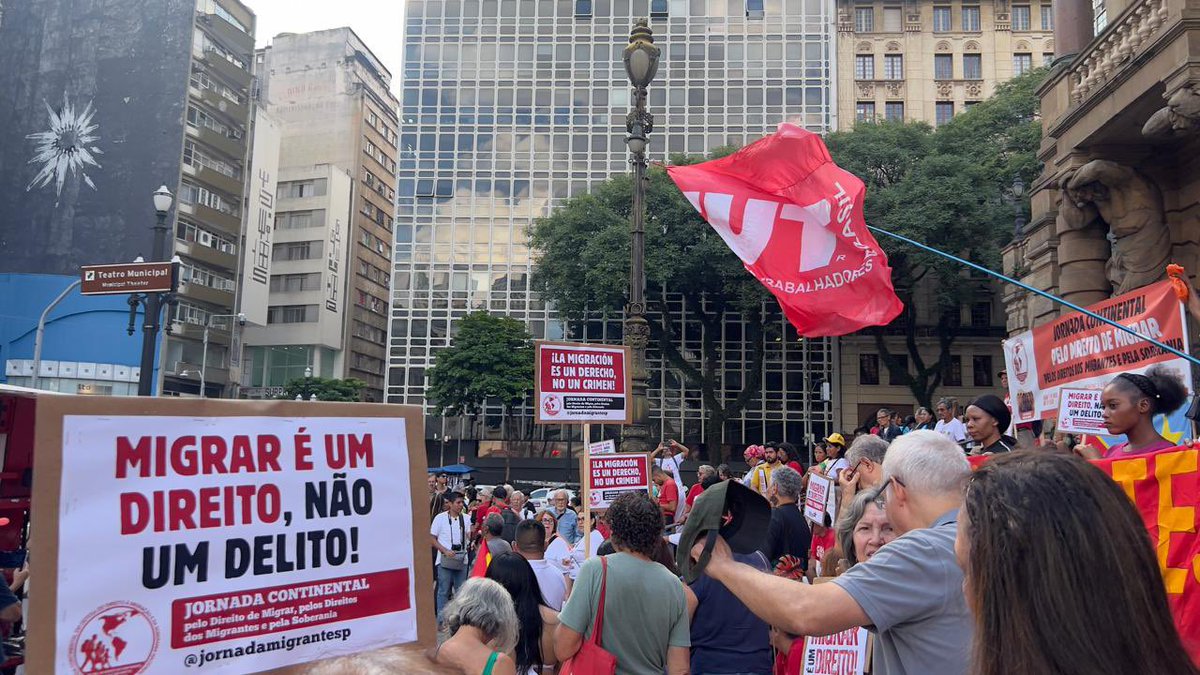 CUT_Brasil's tweet photo. Nas ruas de São Paulo pela Jornada Continental pelo Direito de Migrar. ✊🌎

O ato denunciou a ofensiva da extrema direita contra migrantes e reafirmou: migrar é um direito, não um crime. https://t.co/61g1HedEKw