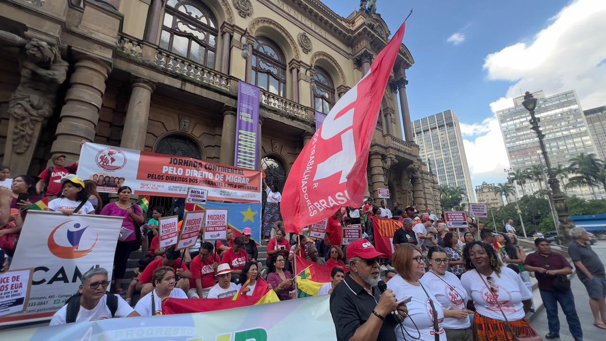 CUT_Brasil's tweet photo. Nas ruas de São Paulo pela Jornada Continental pelo Direito de Migrar. ✊🌎

O ato denunciou a ofensiva da extrema direita contra migrantes e reafirmou: migrar é um direito, não um crime. https://t.co/61g1HedEKw