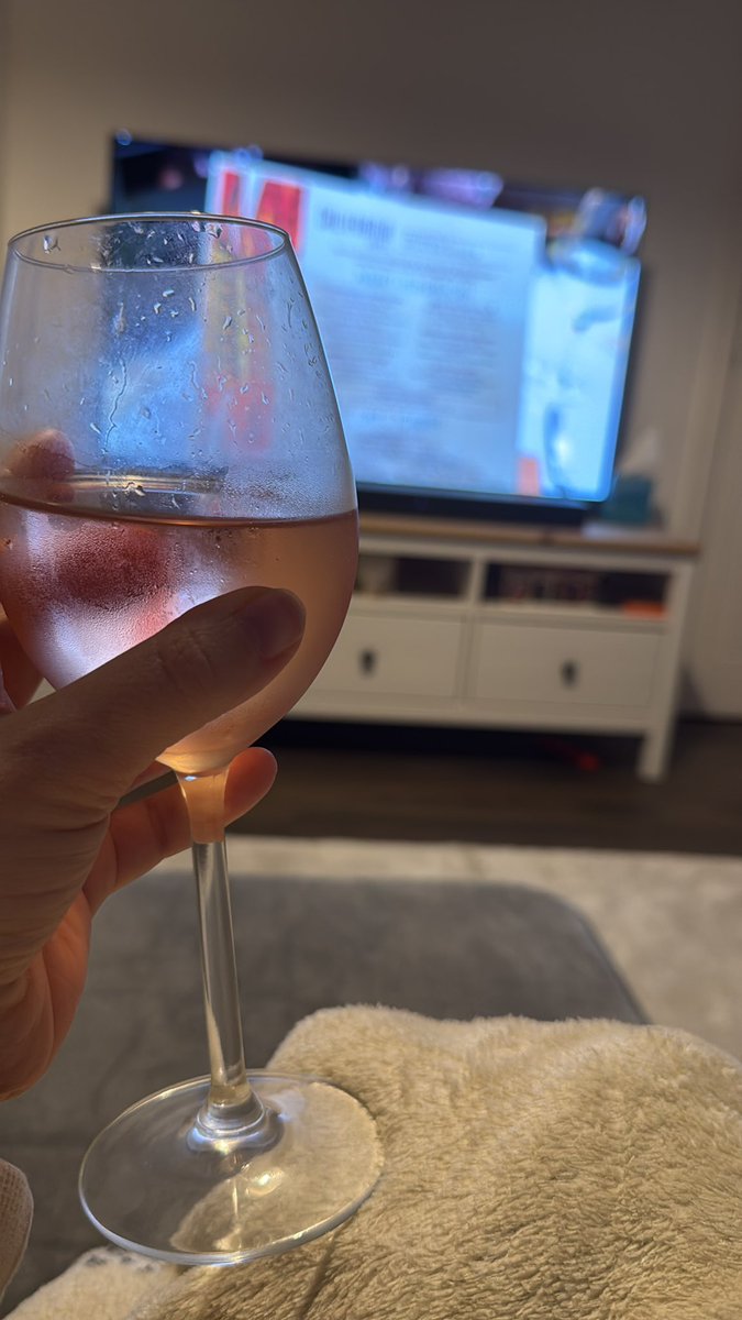 leannemufc's tweet photo. Exam passed ✅ Pink fizz and Florida vlogs to celebrate 🥳 #cima #ba3 https://t.co/nYaJow6PIt