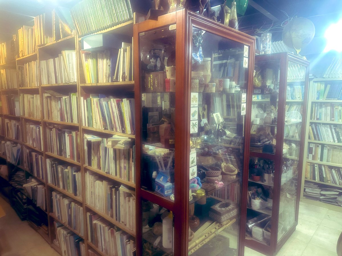 #الأحساء_لا_تتثاءب
حرصنابمركزالنخلةللصناعات الحرفية شرقي الهفوف اول مركزمن نوعه بالمملكةمنذالعام١٤٢٤توفير مكتبة ترفدغرفة العرض النضري،جاء انشاء المكتبة التخصصيةفي الفنون وتوسعت لمعارف أكثرب10000عنوان مرجعافي التراث وغيره 
في #اليوم_العالمي_للمكتبة نساهم في نشرالثقافة
<a href="/mediaeyes2/">عيون الاعلام</a>