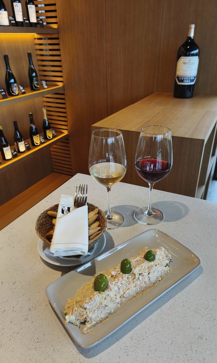 Lonifasiko's tweet image. ¿Os he dicho ya que el winebar de CVNE es una jodida maravilla? 🤩 #Haro #vino