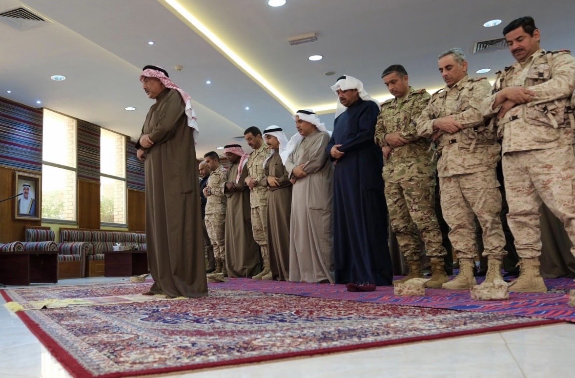 thamer75a's tweet photo. #صافرات_الانذار 
لا يقلق شعب وهؤلاء ولاة امورهم 
سمو ولي العهد حفظه الله يؤم المصلين من وزراء وقاده للقوات المسلحه في الميدان https://t.co/NW4JYtiScK
