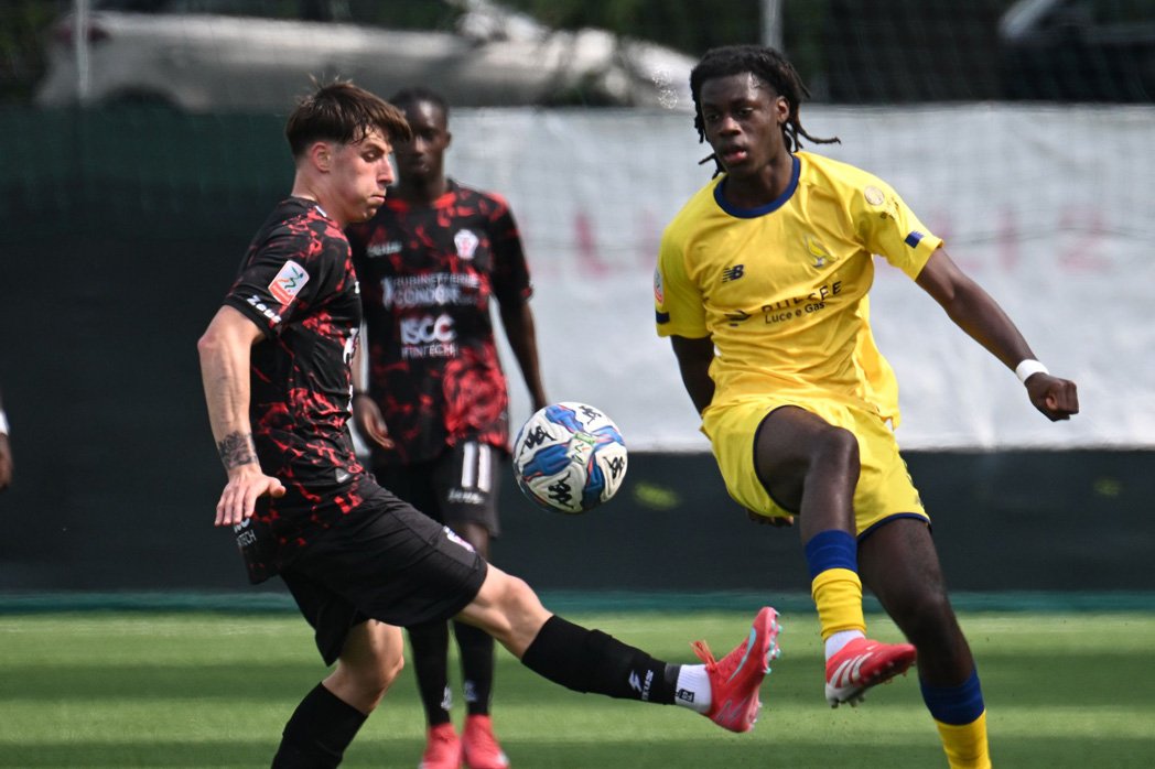 KamerfootTeam's tweet photo. ✨ Franck HEFFA GUIYONG 🇨🇲 20 ans natif de Nantes 🇫🇷, signe pro au #ModenaFC. Défenseur central de 1m92 formé à Niort et Angers SCO, il s'impose en Italie🇮🇹 grâce à sa puissance et sa relance précise. Un profil moderne, promis au haut niveau. 
#SerieB 
#KamerFootballTeam https://t.co/3YPiPFwh1O