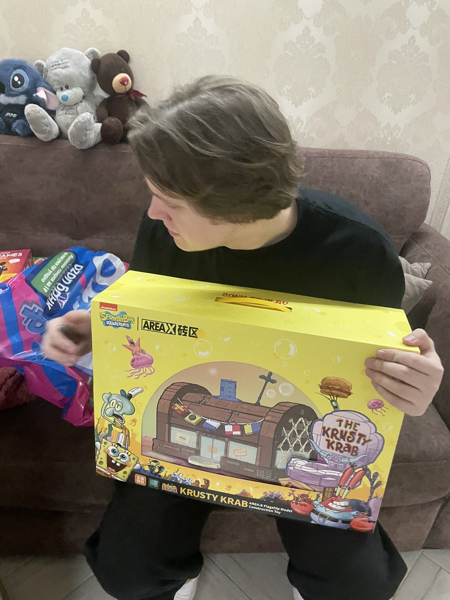 alivasilchenko's tweet photo. на прошлый др я подарила своему мч подарок его мечты - определеную гитару, что он прослезился 

в этом году ему 30 и уже сама не перебью его сбывшуюся мечту, поэтому наша общая мечта, но в таком виде

кажется я соревнуюсь сама с собой в размерах подарочной коробки 

люблю тебя ❤️ https://t.co/Hv1LJsX43S