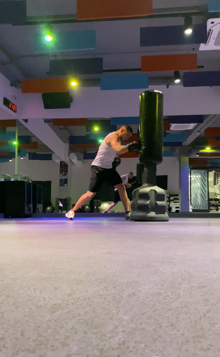 Andrew_Passa's tweet photo. Shoot one! 💢🥊
.
.
.
#AndrewPassa #Boxe #Boxing #BoxingTraining #Box #pugilato #training #shoot #punch #bag #punchbag #allenamento #dopamine #music #pugile #body #bodyshots #sacrifice #passion #lights #gym #evening #movement #jump #heat #luci #boxinggloves #guantoni #blackstyle https://t.co/rkoaAIHUvj