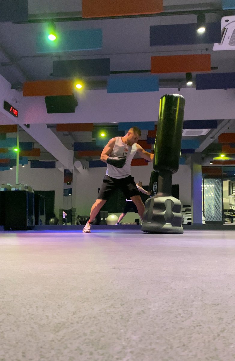 Andrew_Passa's tweet photo. Shoot one! 💢🥊
.
.
.
#AndrewPassa #Boxe #Boxing #BoxingTraining #Box #pugilato #training #shoot #punch #bag #punchbag #allenamento #dopamine #music #pugile #body #bodyshots #sacrifice #passion #lights #gym #evening #movement #jump #heat #luci #boxinggloves #guantoni #blackstyle https://t.co/rkoaAIHUvj