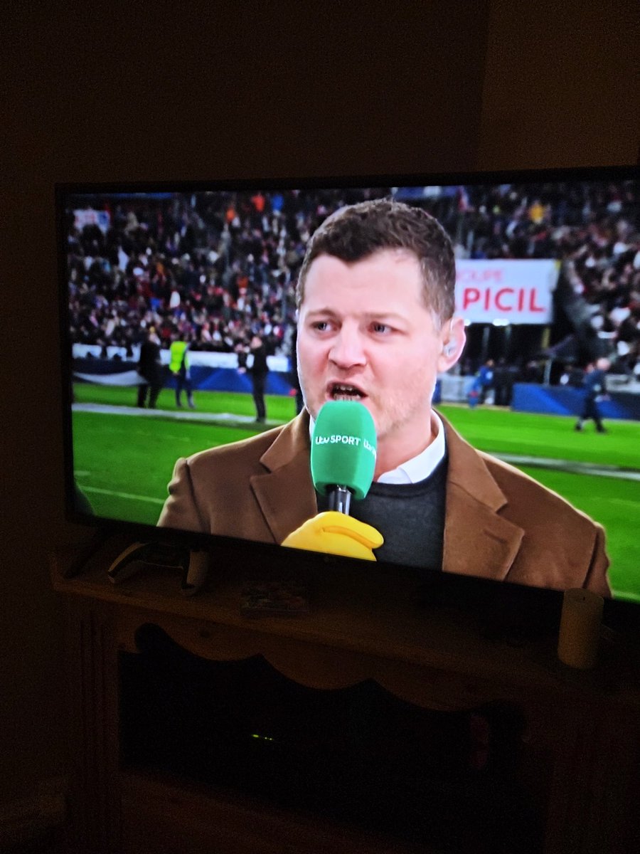 philcarr20's tweet photo. @ITVRugby what wrong with Benjamims hands, those yellow gloves 🤔 really? https://t.co/3cxIXfi2i1