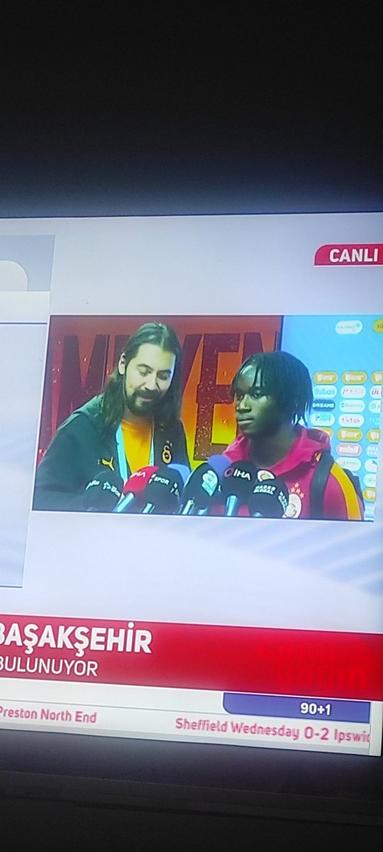 HALITELIFBAS's tweet photo. Takım içindeki herkesin mutlu olmasına alıştık da futbolculara tercümanlık yapan kardeşim. Bu mutluluk sana da yansımış ortalığa enerji saçıyorsun. Takımın içindeki huzur çalışanlara da yansıyor https://t.co/AbLw3PfVXv