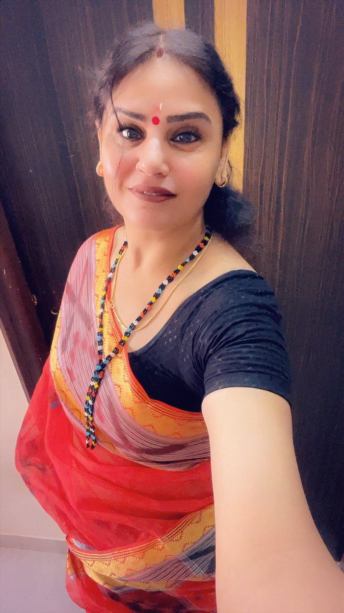 sherni2413's tweet photo. Wrapped in tradition, styled with grace.”😍❤️
#sarilook https://t.co/Xu8DNxOvlG
