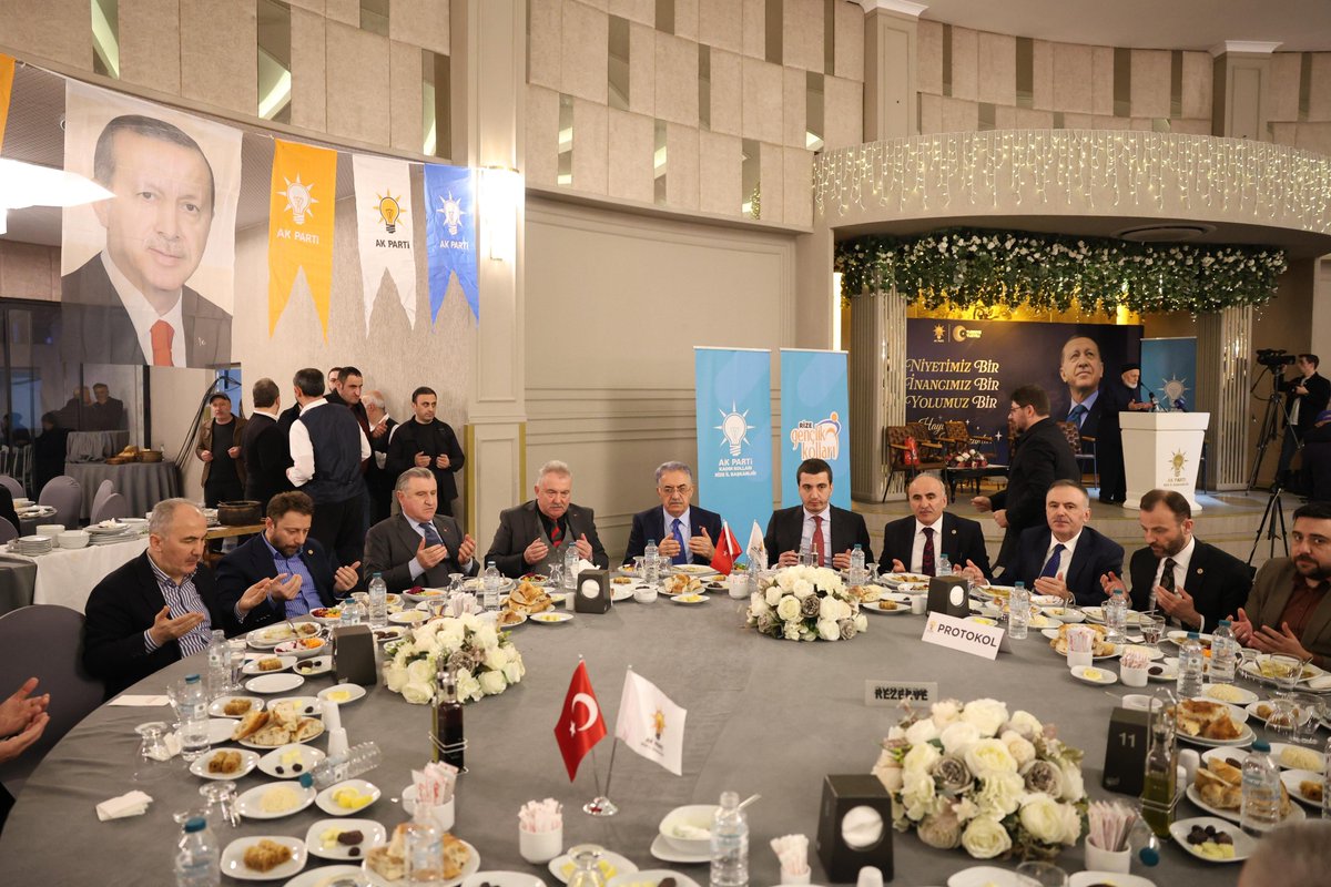 YilmazKATMER's tweet photo. Bu akşam Rize’mizde gerçekten çok kıymetli bir sofrada buluştuk.

2001 yılından bu yana davamıza emek vermiş il yönetim kurulu üyelerimiz, ilçe başkanlarımız, belediye başkanlarımız, önceki dönem milletvekillerimiz, önceki dönem il başkanlarımız ve teşkilatımızın her kademesinde görev almış dava arkadaşlarımız; sivil toplum kuruluşlarımızın kıymetli temsilcileri ve basın mensuplarımızla aynı sofrada iftar açmanın mutluluğunu yaşadık.

2000’i aşan katılımla oluşan bu güzel tablo, Rize’de birlik, beraberlik ve vefa duygusunun ne kadar güçlü olduğunu bir kez daha gösterdi. Bu dava sadece bir siyasi hareket değil; gönüllerin birleştiği büyük bir ailedir.

Davetimize icabet ederek bizleri onurlandıran Milliyetçi Hareket Partisi önceki dönem Rize İl Başkanı Sayın Zeki Mayi’ye ve Büyük Birlik Partisi Rize İl Başkanı Sayın Ensar Özçelik’e ayrıca teşekkür ediyorum.

Bu anlamlı akşamda bizlerle olan, bu davaya emek veren, gönlünü ortaya koyan tüm dava gönüllülerimize yürekten teşekkür ediyorum. Rabbim birlik ve beraberliğimizi daim eylesin.

İftar programımızdan önce ise Gençlik ve Spor Bakanımız Osman Aşkın BAK ile birlikte ilimizde yapımı devam eden ve tamamlanan gençlik ve spor yatırımlarını yerinde inceleyerek çalışmalar hakkında bilgi aldık.

#MilletimizleYolumuz

@OA_BAK @Hayati_Yazici @muhammedavci53 @avharunmertoglu @ensartopcu @icaglarbayirci @rahmimetin
