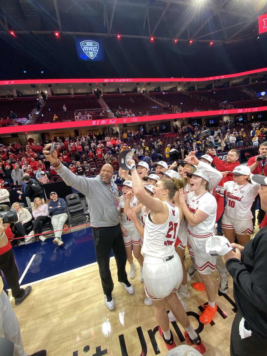 Just a bunch of MAC champions 🏆 🤳

<a href="/HARPER04_5/">Ron Harper</a> 🤝 <a href="/MiamiOH_WBB/">Miami University WBB</a> 

#MACtion