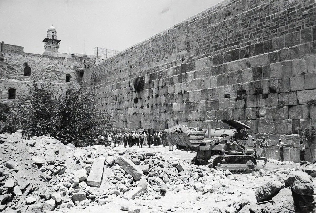 This used to be the Moroccan Quarter in #Jerusalem. Days after Israel illegally occupied the city in 1967, it bulldozed the entire neighborhood to the ground—erasing 700 years of history, heritage, and beauty. #HistoryOfPalestine #Morocco