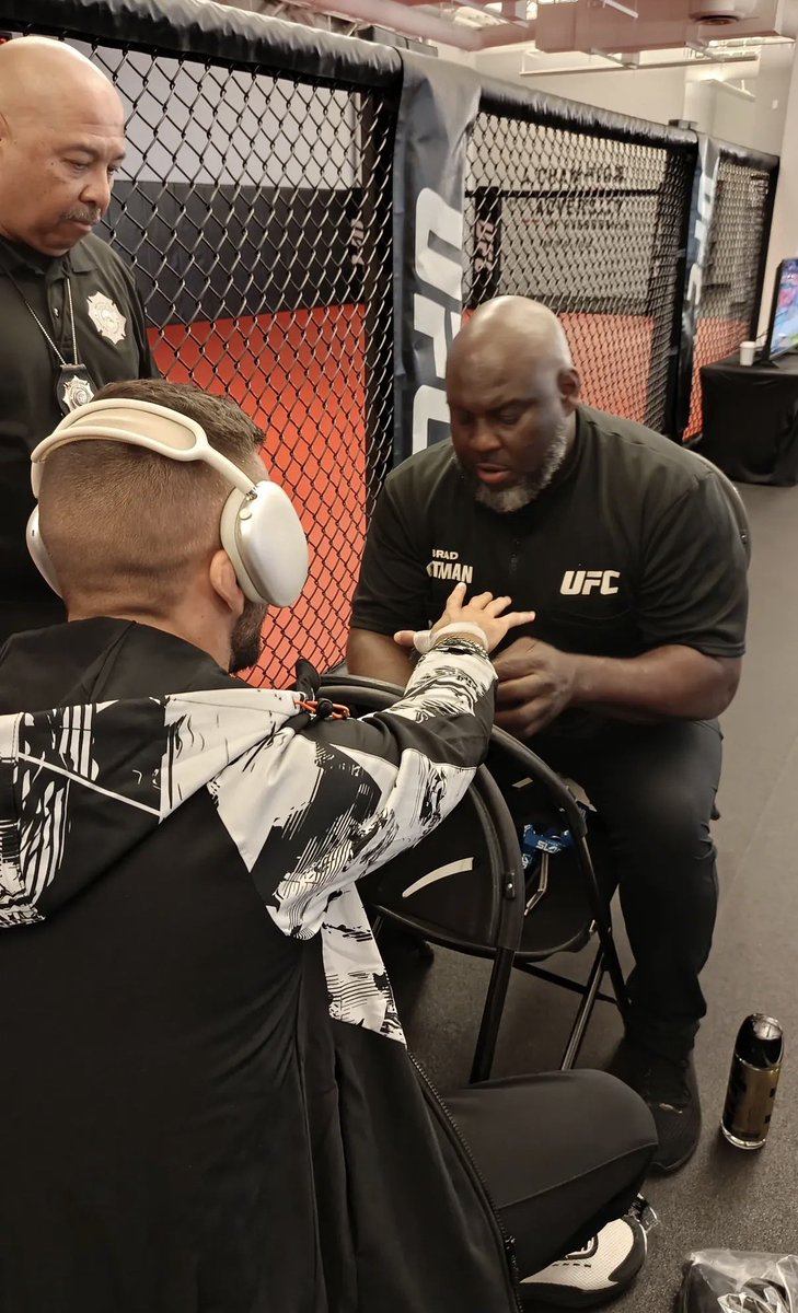 Nuestro Hecher Sosa ya se está preparando para la batalla, en aproximadamente hora y media estará haciendo el debut en la UFC 

#UFCVegas114 #UFCHBOMax