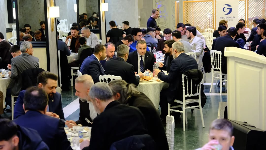 milligenclikmgd's tweet photo. Milli Gençlik İftarları Payitaht İstanbul'umuzda büyük bir katılım ile gerçekleştirildi. Ramazan'ın bereketini ve kardeşlik ruhunu hep birlikte idrak ettik. 

Nazik ev sahipliği için başta İl Başkanımız İbrahim Demir olmak üzere İstanbul teşkilatımıza teşekkür ederiz.

#gençlik #iftar #istanbul
