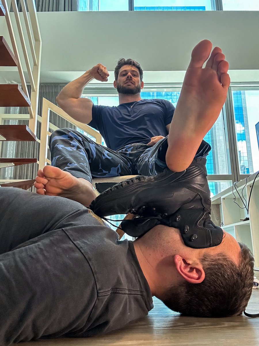 Pé de Polícia - Findom tweet media