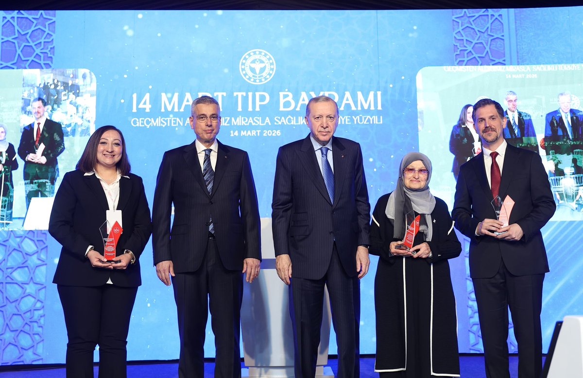 saglikbakanligi's tweet photo. 14 Mart Tıp Bayramı İftar Programı, Cumhurbaşkanımız Sayın Recep Tayyip Erdoğan’ın teşrifleriyle düzenlendi. 

Programa Türkiye’nin dört bir yanından hekimler ve sağlık çalışanları katıldı.

“14 Mart Tıp Bayramı Sabuncuoğlu Şerefeddin Ödülleri”ne layık görülen isimler, ödüllerini Cumhurbaşkanımız Sayın Recep Tayyip Erdoğan’ın elinden aldı.