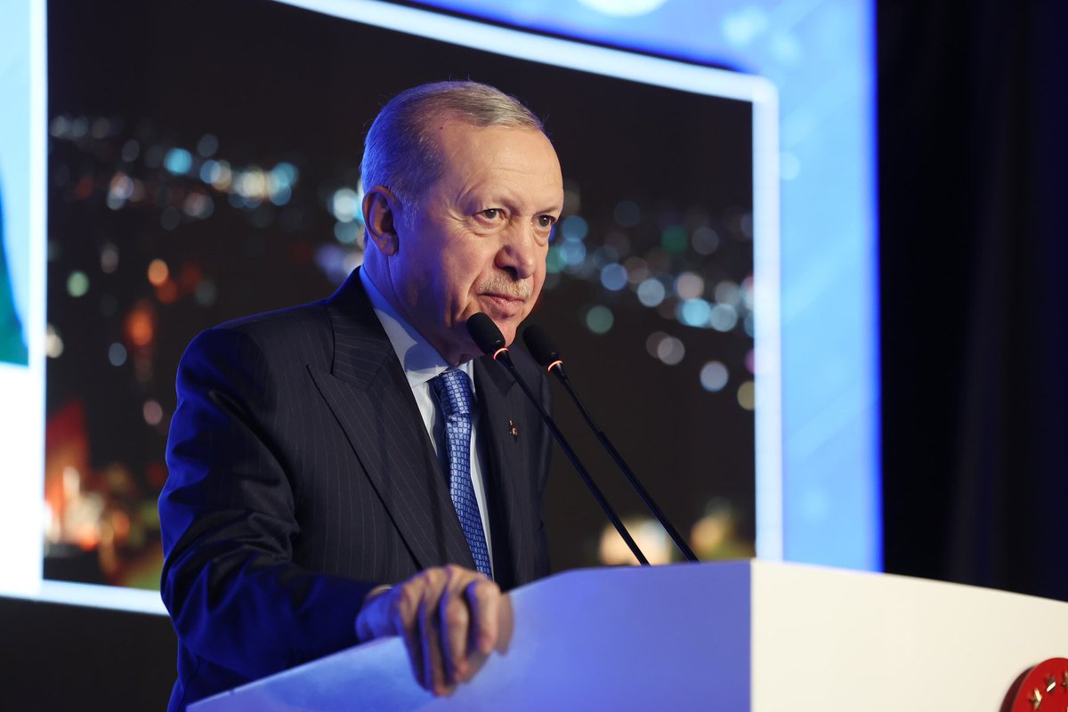 saglikbakanligi's tweet photo. 14 Mart Tıp Bayramı İftar Programı, Cumhurbaşkanımız Sayın Recep Tayyip Erdoğan’ın teşrifleriyle düzenlendi. 

Programa Türkiye’nin dört bir yanından hekimler ve sağlık çalışanları katıldı.

“14 Mart Tıp Bayramı Sabuncuoğlu Şerefeddin Ödülleri”ne layık görülen isimler, ödüllerini Cumhurbaşkanımız Sayın Recep Tayyip Erdoğan’ın elinden aldı.