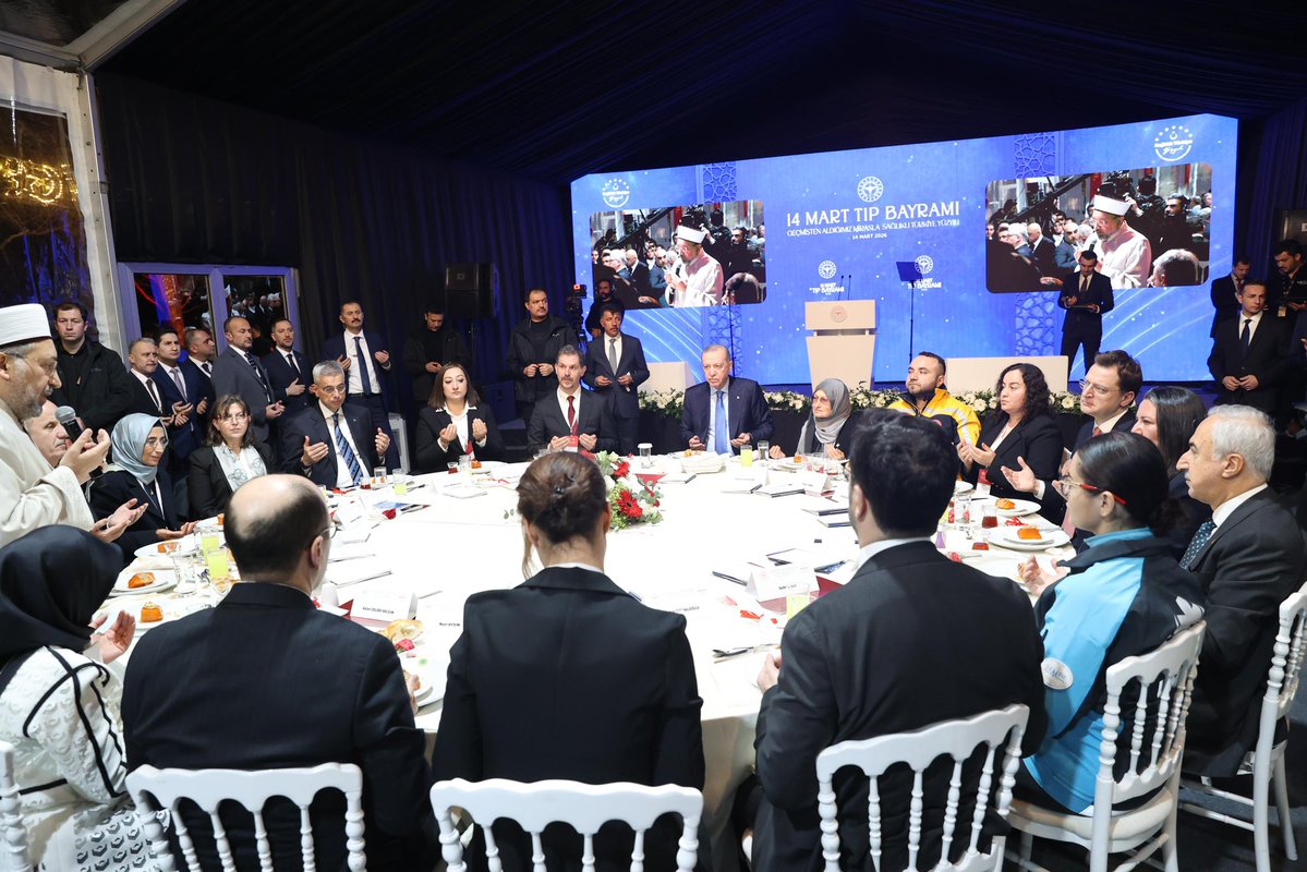 14 Mart Tıp Bayramı İftar Programı, Cumhurbaşkanımız Sayın Recep Tayyip Erdoğan’ın teşrifleriyle düzenlendi. 

Programa Türkiye’nin dört bir yanından hekimler ve sağlık çalışanları katıldı.

“14 Mart Tıp Bayramı Sabuncuoğlu Şerefeddin Ödülleri”ne layık görülen isimler, ödüllerini