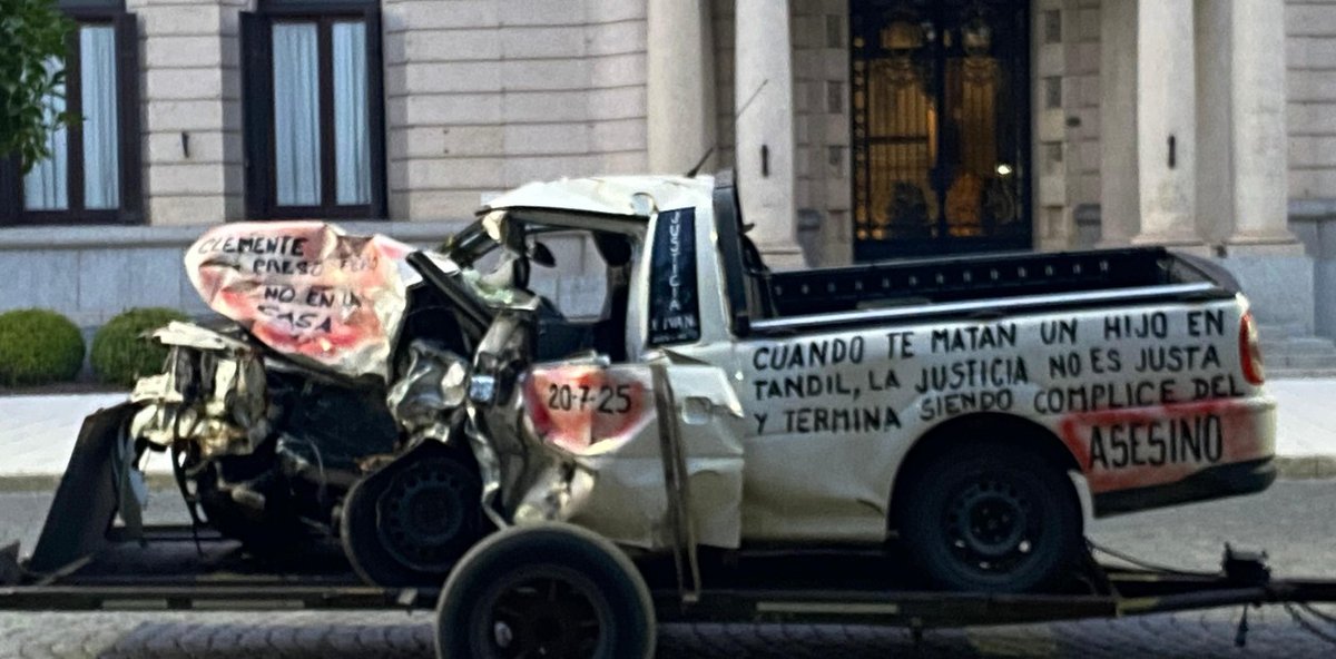 PEDIDO DE JUSTICIA: EXPONEN EN UNA PLAZA LA CAMIONETA DE SU HIJO MUERTO EN UN CHOQUE EN LA RUTA.

La familia de Iván González, un joven de 21 años que murió en un choque en la ruta 226, expuso en la plaza Independencia de Tandil la camioneta destruida en el siniestro para
