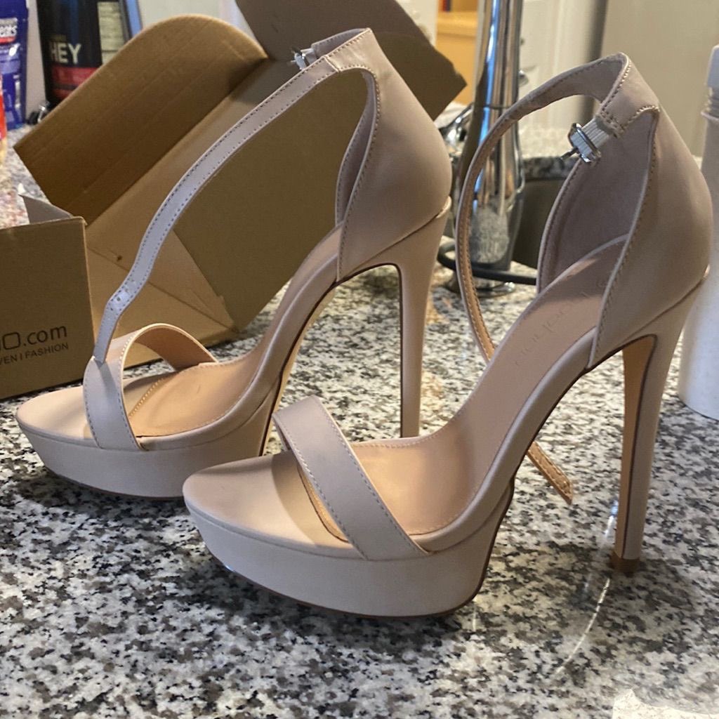 Kel0475's tweet photo. @slavegoddesspre 
I deeply see how such big mistake you choose and missed the preparation bed and brand heels to wear once in my place to worship my new pedicure feet in amazing way as my lover 
I wish you could do best and reconsider your actionunder my feet https://t.co/sKgPJqtLE2