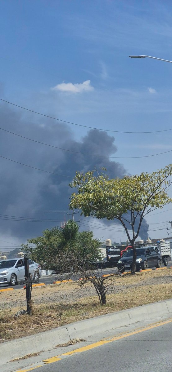 OscarEC_'s tweet photo. @Trafico_ZMG incendio fuerte hacia San Gaspar Tonalá. https://t.co/msfDFWcxrJ