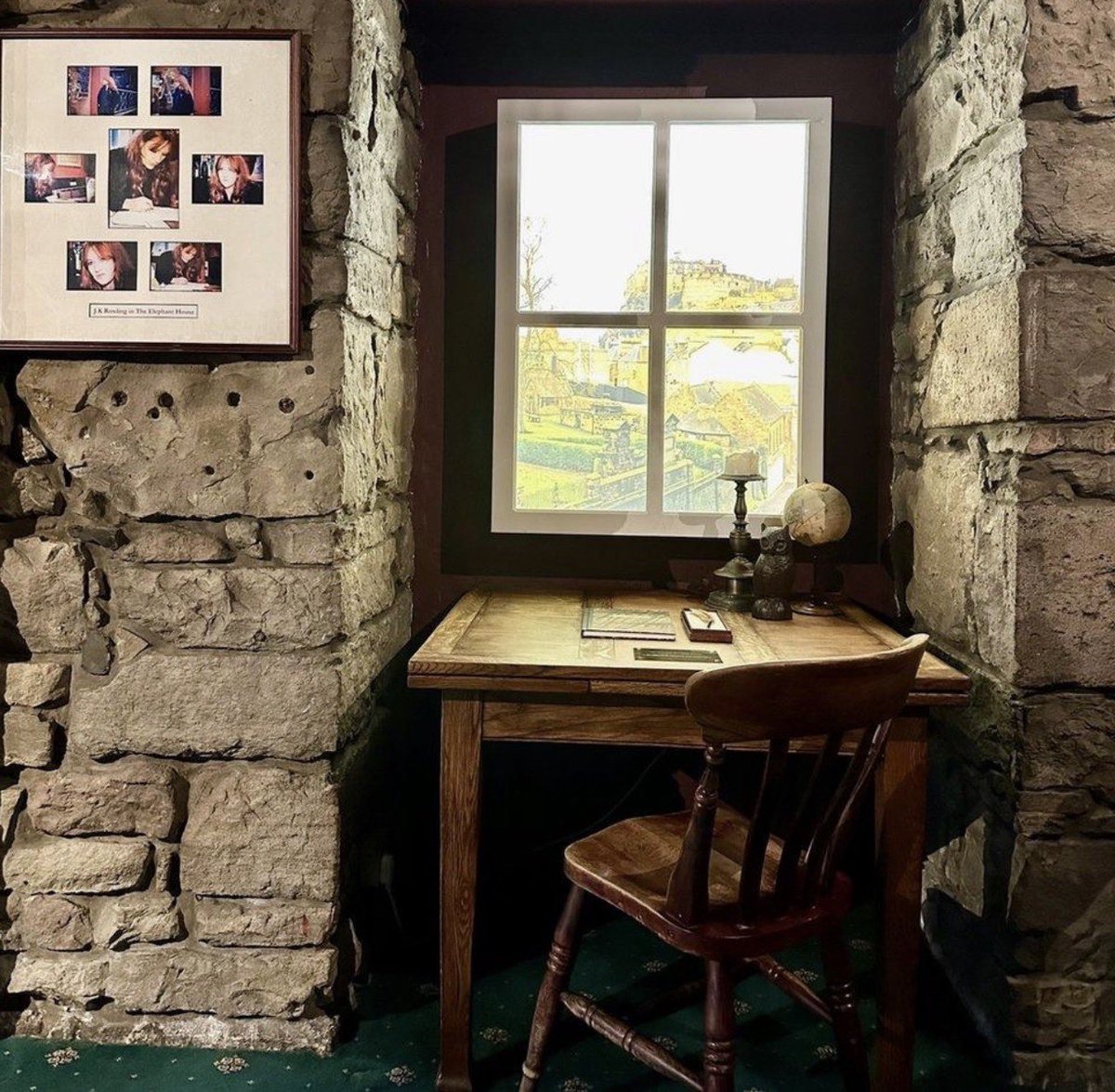 رولينج بدأت كتابة الجزء الأول من هاري بوتر في مقهى بإدنبرة، حيث كانت تجلس وتكتب وتصقل أفكارها في هذا الجو الخاص، ويطل من بعض نوافذه على مناظر المدينة التاريخية، بما في ذلك قلعة إدنبرة.