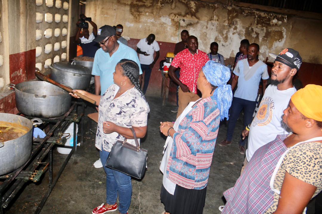 Clôturant les activités de ce samedi 14 mars 2026, la délégation du Fonds d’Assistance Économique et Sociale (#FAES) a visité le site installé à l’#École #Nationale #Toussaint #Louverture, dans le cadre de la #supervision du restaurant communautaire destiné aux Personnes