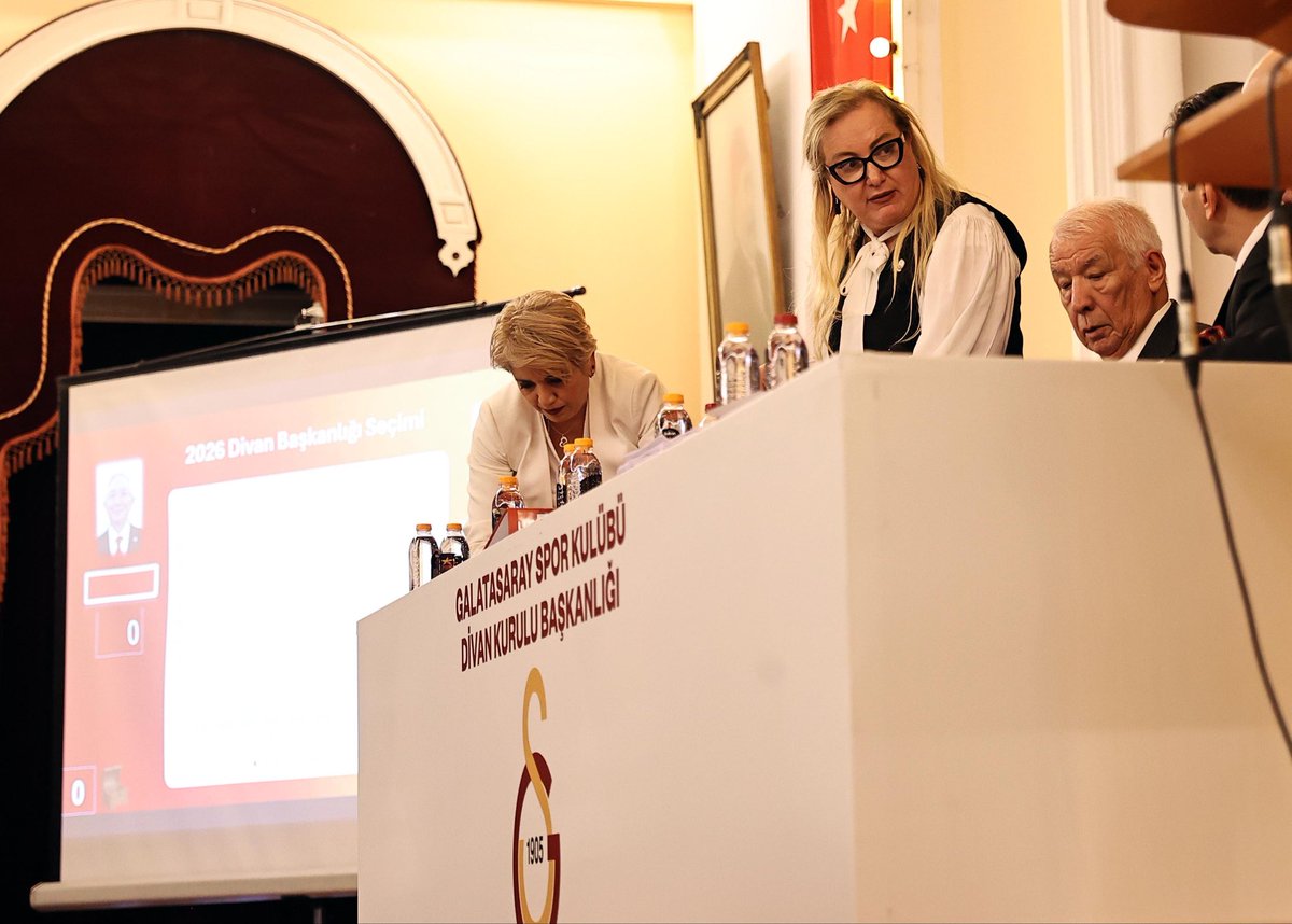 Mektebimin avlusunda, yıllarca sahnesinde yer aldığım Tevfik Fikret Salonu’nda gerçekleştirilen Divan Kurulu Başkanlık Seçimi’nde, Seçim Divanı’nda görev almak benim için büyük bir onur ve derin bir mutluluk oldu.
Sıralarında yetiştiğim bu Mektepte, bir Mektepli kız olarak