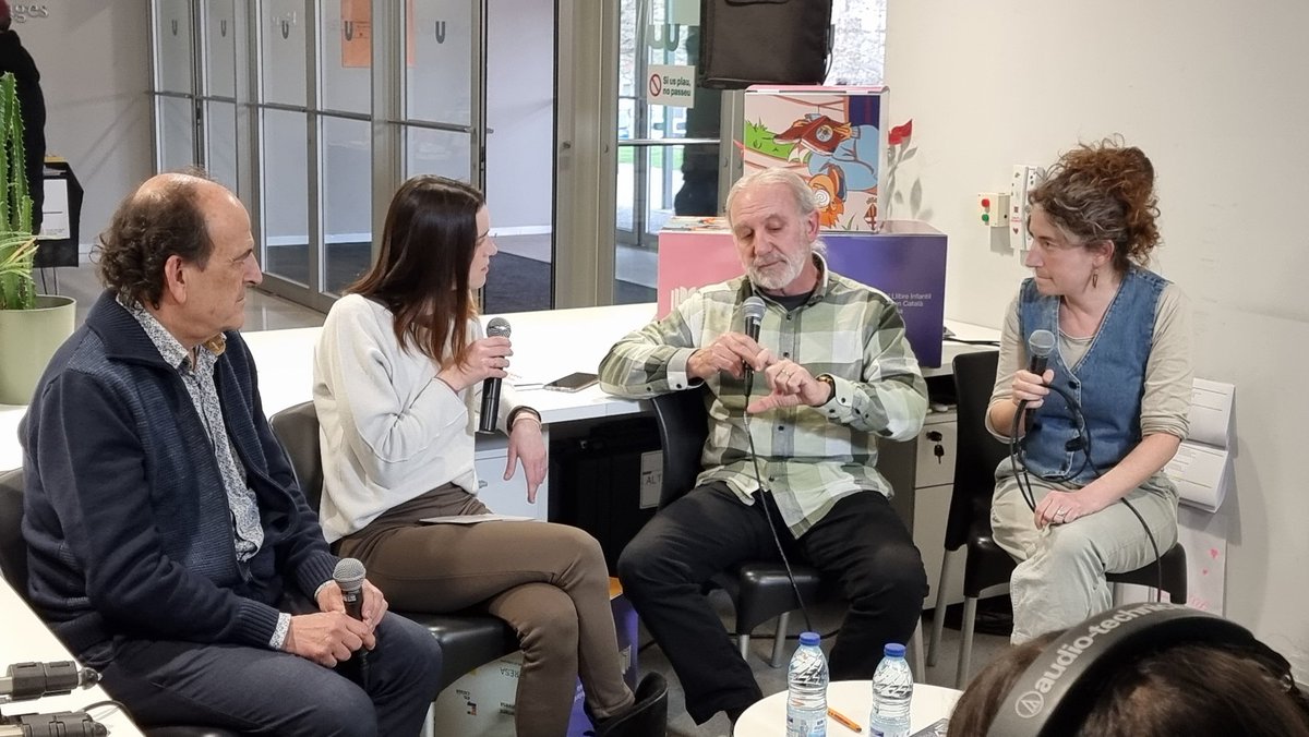 xdlheras's tweet photo. La recepció de la @UManresa es converteix en un plató de @CanalTaronja on @Ainaft entrevista a mediadors de lectura en el si ďuna exitosa 1a Fira del llibre infantil i juvenil. La sala ďactes esdevé pista de ball i els passadissos son botigues de llibres en un dia plujós i fred https://t.co/WrA96IytIq
