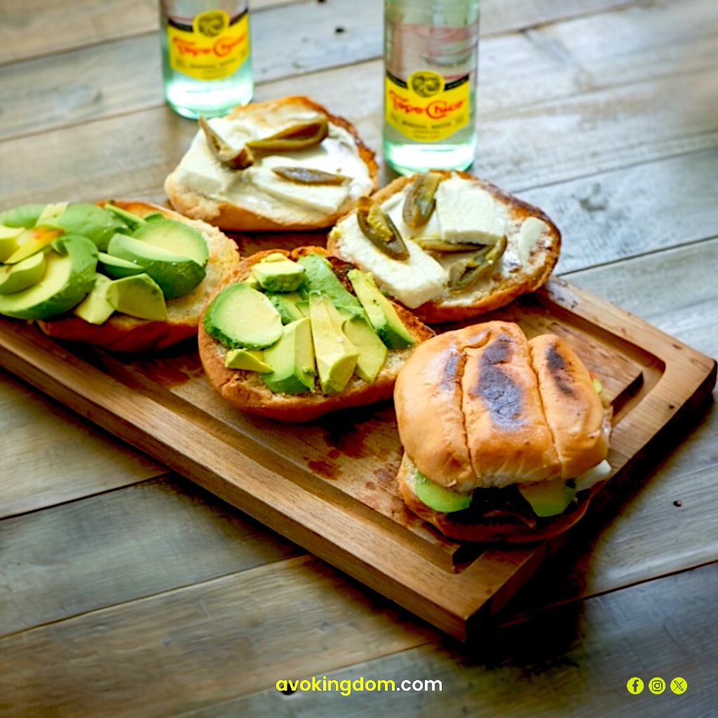 Avokingdom_S's tweet image. Todo sabe mejor con aguacate. 💚

Un ingrediente delicioso que acompaña, equilibra y eleva cualquier comida. 

#AvoLovers #KeepItSimple #BuenProvecho #AgTech #Tecnología #StartUp #AI #Avocado #Aguacate #Guacamole #GreenRevolution #GreenTech #GreenLove #Innovación #Avokingdom 🥑