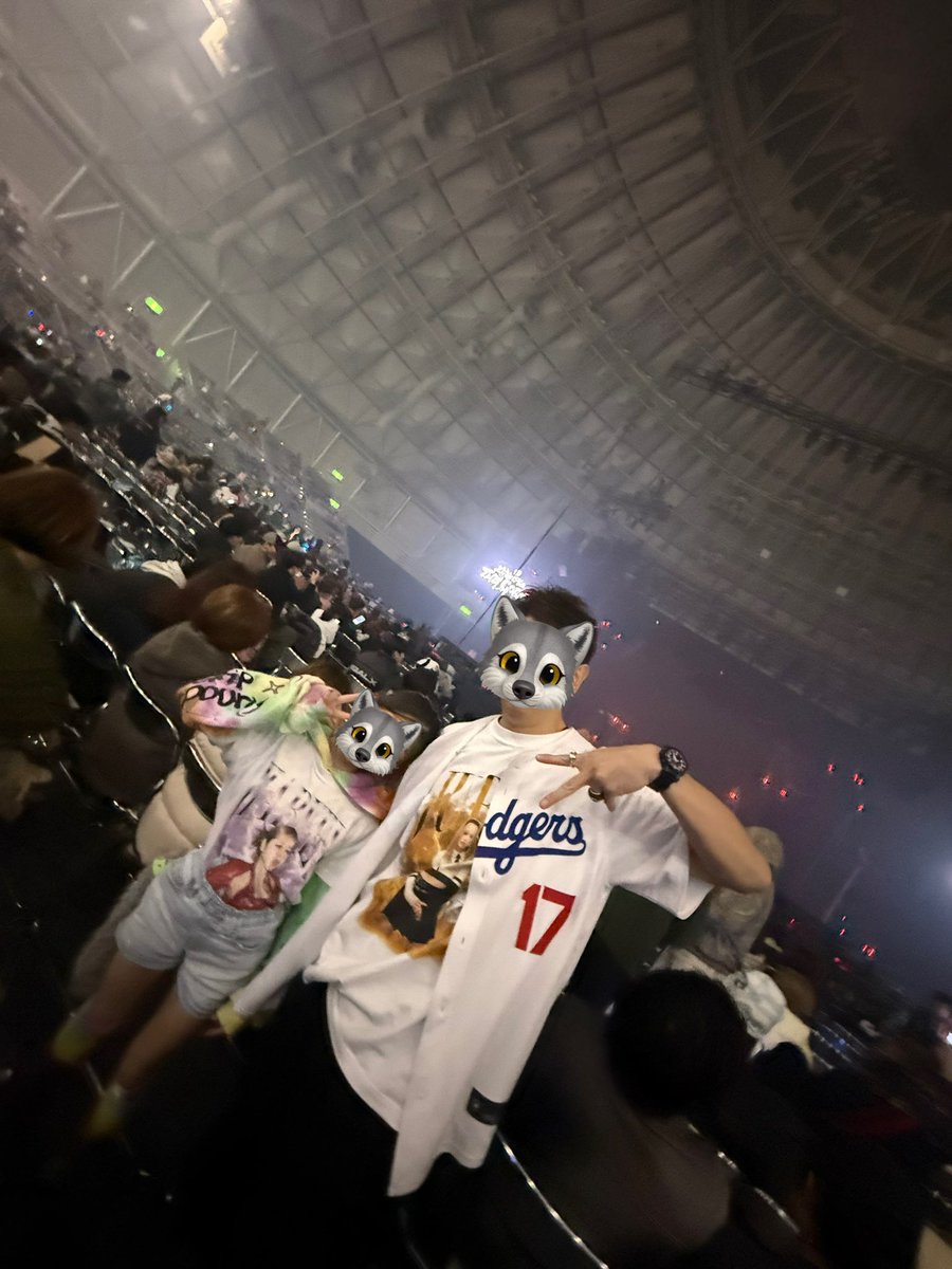 juria_ALPHAZ's tweet photo. 一夜明けて。
#XG_2ndWORLDTOUR_FUKUI
うん
XGはXGで、最高の夜だった。

ドームの時とはまた違う感情だったけど、たくさん泣いた。
IS THIS LOVEの後は、アンコール中、一回も遠吠えできないほど、泣いてた。

でも彼女たちが笑顔で、
そして、ALPHAZを真っ直ぐ見て、言葉や歌やラップ、ダンスで魅了してくれて。

彼女たちが、ライブ中『ALPHAZ』って言葉何回使ったんだろう。
そのくらい
『XGとALPHAZ』だけの空間で特別だった。

たくさん叫んだし、たくさん泣いた。
ちくしょー。今も泣いてる。

娘ALPHAZとは、
1stHOWLの初日城ホ以来の2人遠征で、あの時もWOKE UPのサプライズがあって、今回もJUST STAND UPのサプライズ。

持ってるなぁ、娘ALPHAZ。
ライブ中は、ずっーーーと『ハービィー！！！！！』って叫んでたし、掛け声も完璧でした。
ホテル戻っても
楽しかったぁ！！！って何回も連呼してた。

ほんと良い夜でした。

そして今週金曜は仙台。
ついにXGが白河の関を越えます。
自分が生まれ育った東北の地にXGが来ます。
声帯整えて、全力で7人に
『東北にようこそーーーー！！！！！』って伝えるんだ👹

はぁー、誰かに伝えたくて書いてたら長くなりすぎた。
XGも好きだけど、ALPHAZも大好きだ！！！！！！！