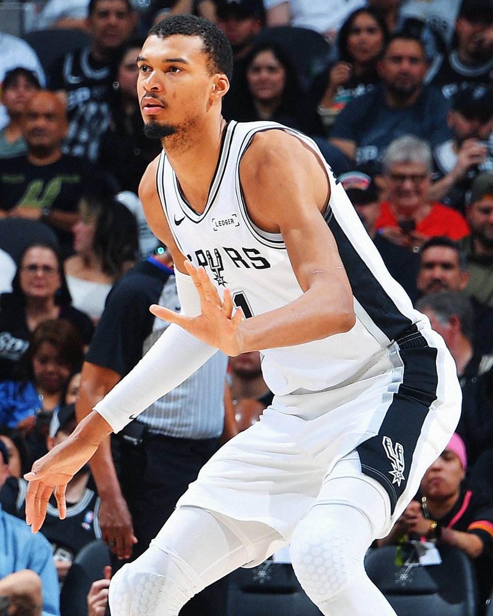 Wemby 🤝 Yao
Victor Wembanyama has totaled 165 points, 57 rebounds, and 19 blocks over his last 5 games, becoming the first player to hit those marks in any 5-game run since Yao Ming in December 2006 🤯