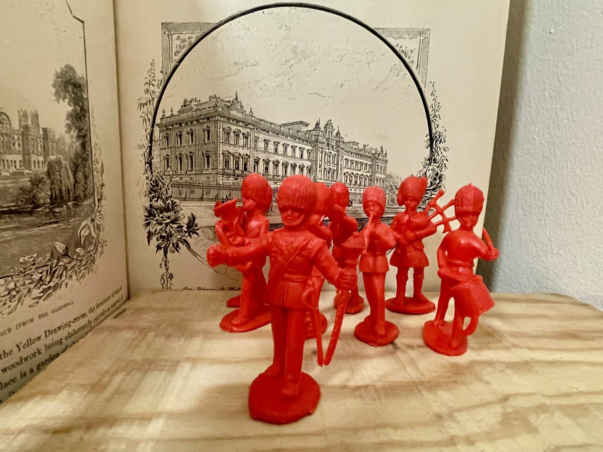 A Little Bit of British Plastic History 🎺🥁🇬🇧🇬🇧🇬🇧
These charming red figures are part of a British military band set produced by Charbens.soldatini.eu/2026/03/a-litt…

#band, #BritishRoyalguards, #Charbens, #eusoldatini, #London, #militaryBand, #musicans,#orchestra, #RoyalArmy