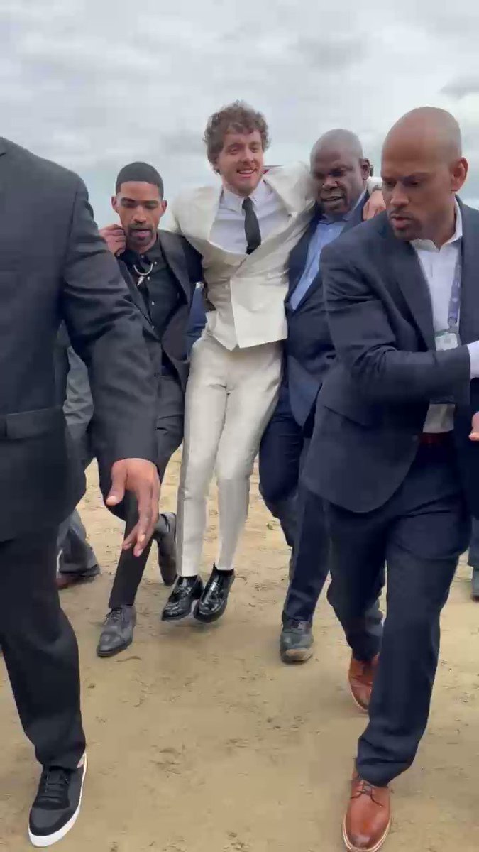 hippyXcommunism's tweet image. Jon B ::: he is not ::: but Black Harlow is not half bad :: keep workin on your butter half my brutha ::: AND DO NOT  EVER LET ME SEE U BEING CARRIED OVER THE MUDD AT THE KENTUCKY DERBY by the folks EVER AGAIN  #BlackHarlow #JonB #KentuckyDerby