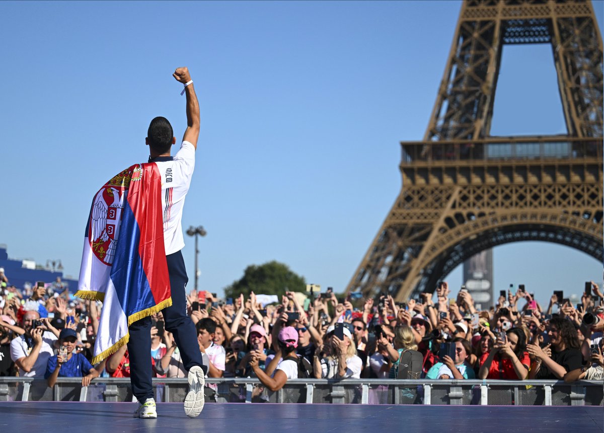 DjokovicFan_'s tweet photo. Novak Djokovic with his arm raised in the air in front of the Eiffel Tower while holding his Serbian flag and gold medal. 🥇🇷🇸

Forever iconic. https://t.co/c9WXbbgc2g