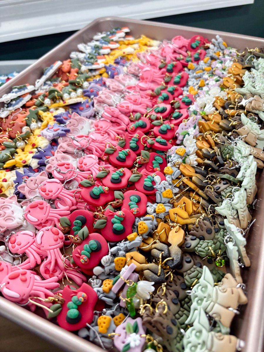 aimee makes earrings • tweet media