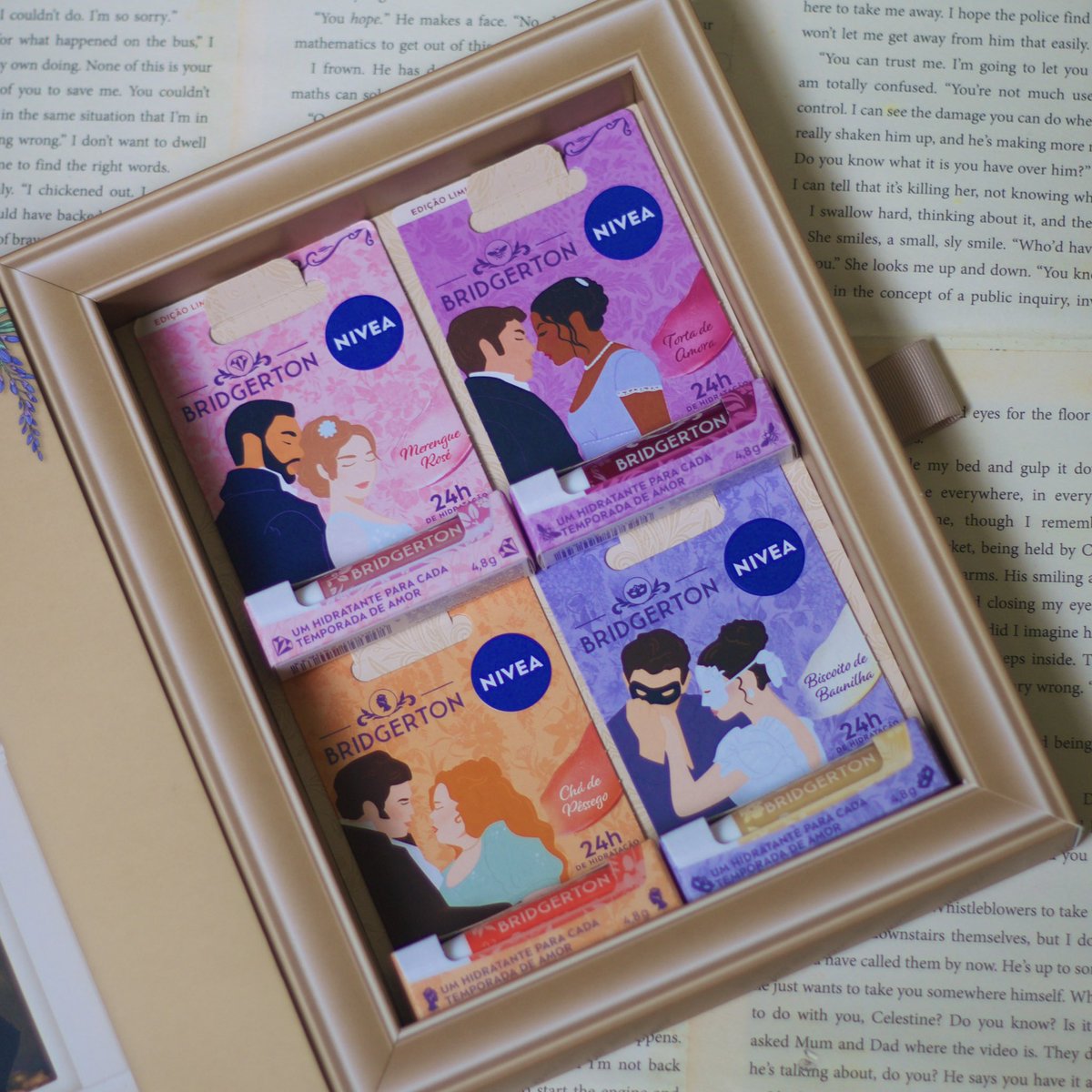 BridgertonBR's tweet photo. A @NIVEABRASIL mandou pra gente um press kit digno da realeza com os novos hidratantes labiais inspirados no universo Bridgerton! 💙

Por aqui está difícil escolher um favorito! Qual é o de vocês? 😍

#Recebidos #NIVEALipBridgerton #Bridgerton https://t.co/ksfwGzm1R5