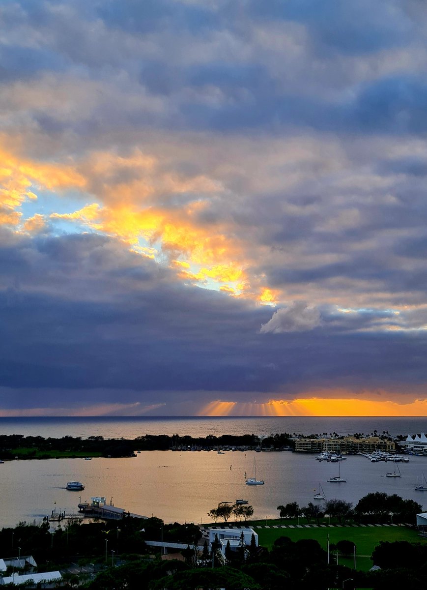 Lois with two EEs tweet media