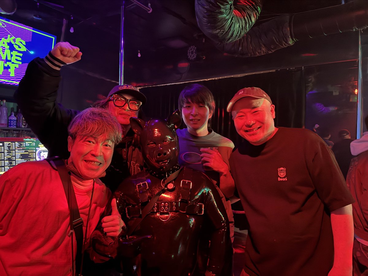 fatrubberfetish's tweet photo. フリカム楽しかった!👍🐷
DJの皆様と黒いブタ!🐷
@FREAKS_COME_OUT
@attdj @seimei1992 @SUGIURUMN @DJ_YO_C
#フリカム #FREAKSCOMEOUT https://t.co/yqCOzcMRZ2